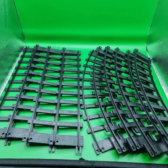 TEMI G1 Classical Locomotive Lot 2 Cars, Scenery, Tracks, People, Signs - Picture 5 of 6